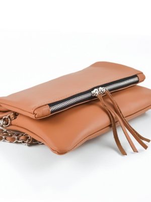 bandolera-huella-de-cuero-color-suela-con-doble-cadena-regulable-y-bolsillo-antirobo-de-la-leopolda-06