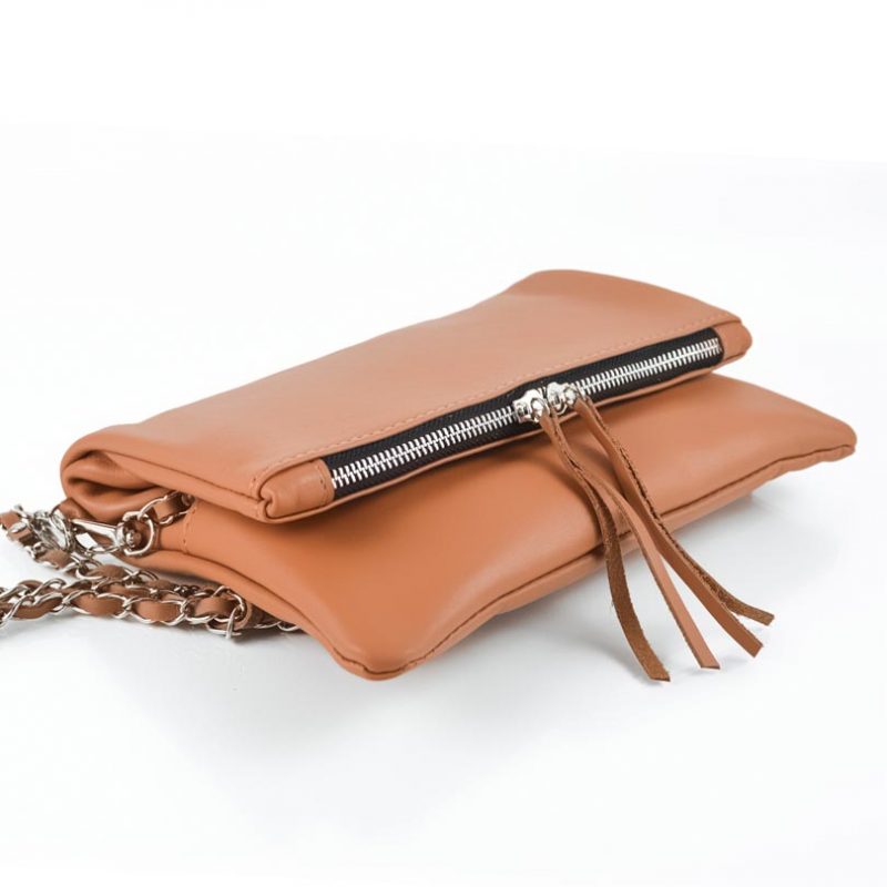 bandolera-huella-de-cuero-color-suela-con-doble-cadena-regulable-y-bolsillo-antirobo-de-la-leopolda-06