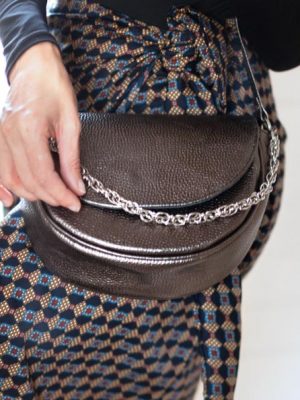 bandolera-lena-de-cuero-peltre-metalizado-con-cadena-y-correa-regulable-de-la-leopolda
