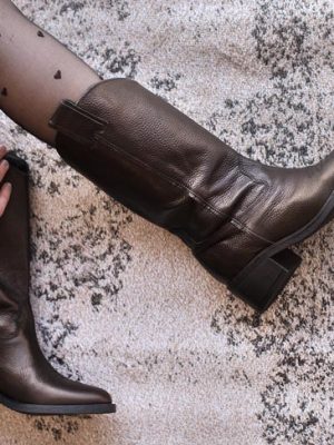 botas-altas-texanas-Malabia-en-cuero-graneado-color-suela-para-mujer-de-la-leopolda (1)