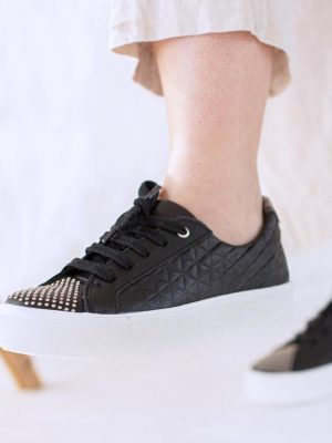 elipsis-zapatillas-urbanas-de-vestir-para-mujer-en-cuero-negro-grabado-con-tachitas.jpg