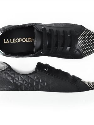 zapatillas-elipsis-urbanas-de-mujer-de-cuero-grabado-negro-con-tachitas-niqueladas-de-la-leopolda