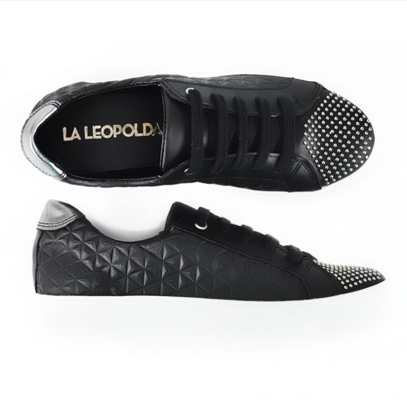 zapatillas-elipsis-urbanas-de-mujer-de-cuero-grabado-negro-con-tachitas-niqueladas-de-la-leopolda