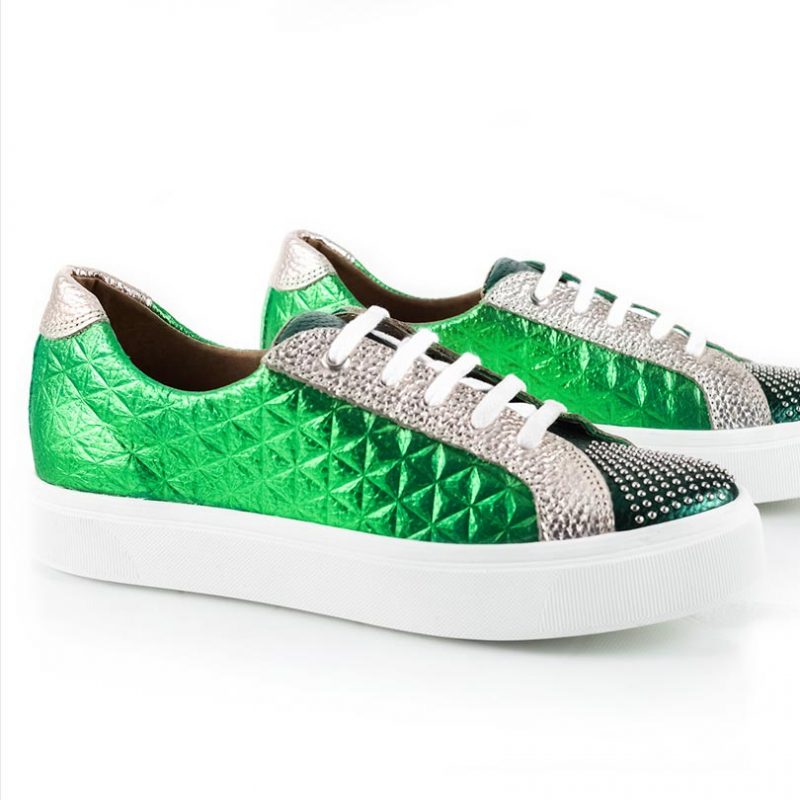 zapatillas-elipsis-urbanas-de-mujer-de-cuero-metalizado-verde-y-plata-con-tachitas-niqueladas-de-la-leopolda