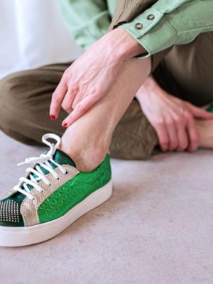 zapatillas-urbanas-de-vestir-para-mujer-en-cuero-verde-metalizado-grabado-elipsis-de-la-leopolda