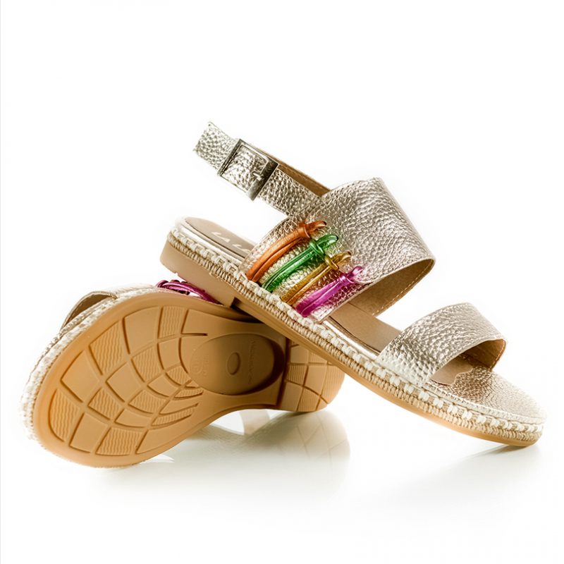 sandalias-bajas-alegra-platino-de-cuero-metalizado-con-detalle-en-yute-y-suela-antideslizante-de-la-leopolda-04