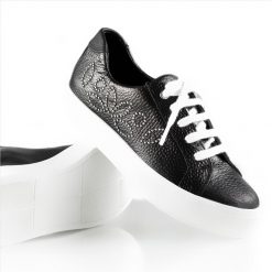 zapatillas-negras-urbanas-y-de-vestir-para-mujer-en-cuero-metalizado-con-detalle-floral-en-tachitas-niqueladas-limay-de-la-leopolda