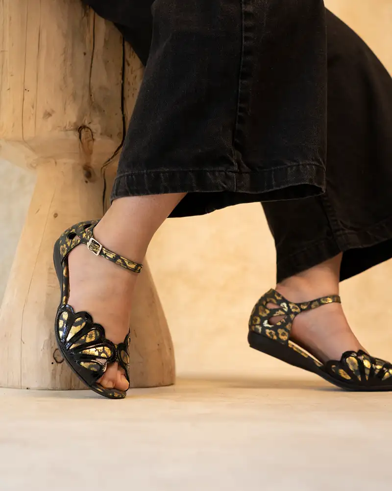 sandalias-cuero-charol-print-vuelo